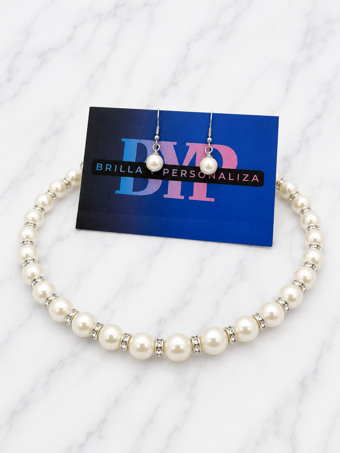 collar de perlas y pendientes elegante